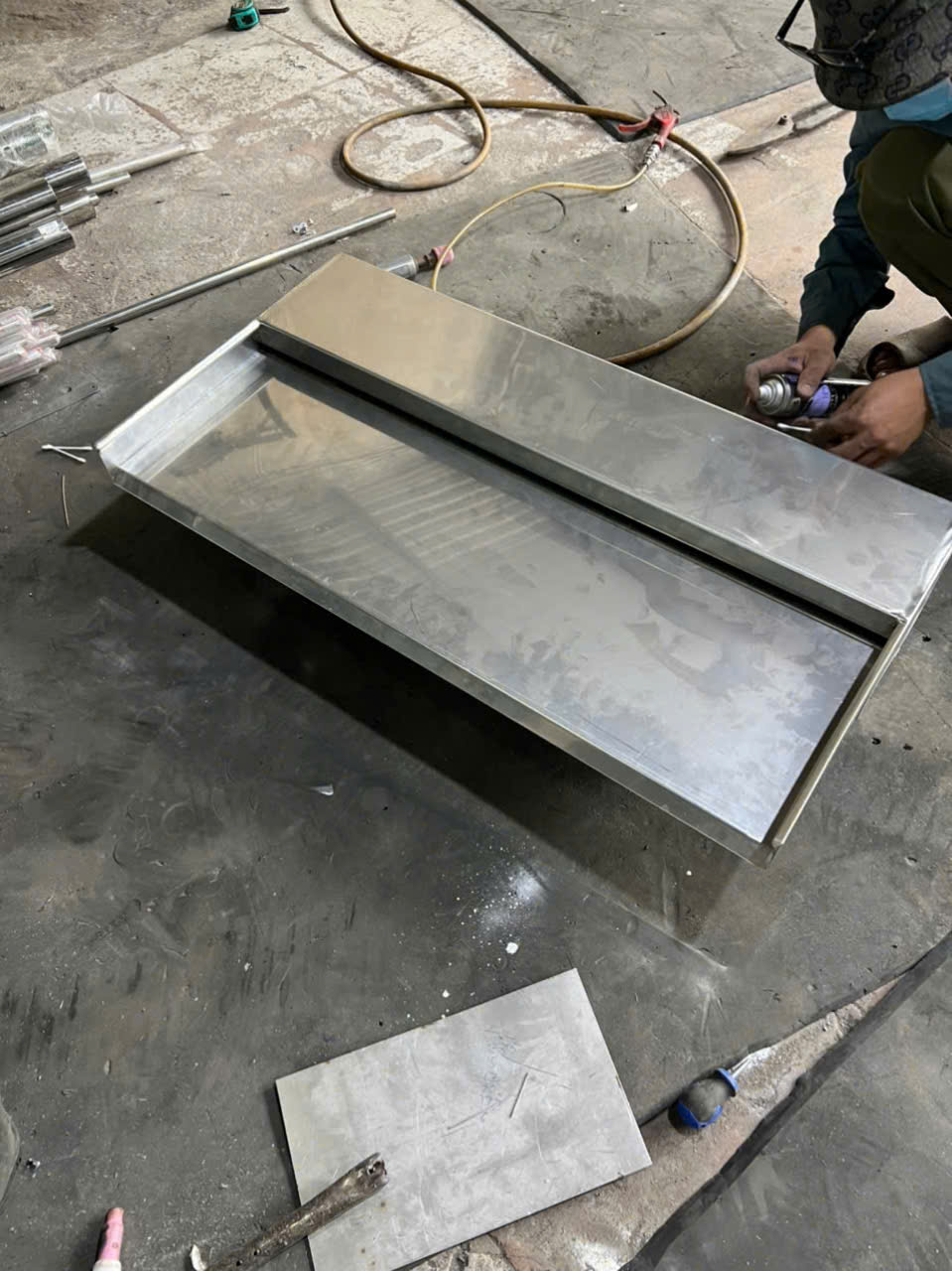 máng tràn thác nước tại xưởng