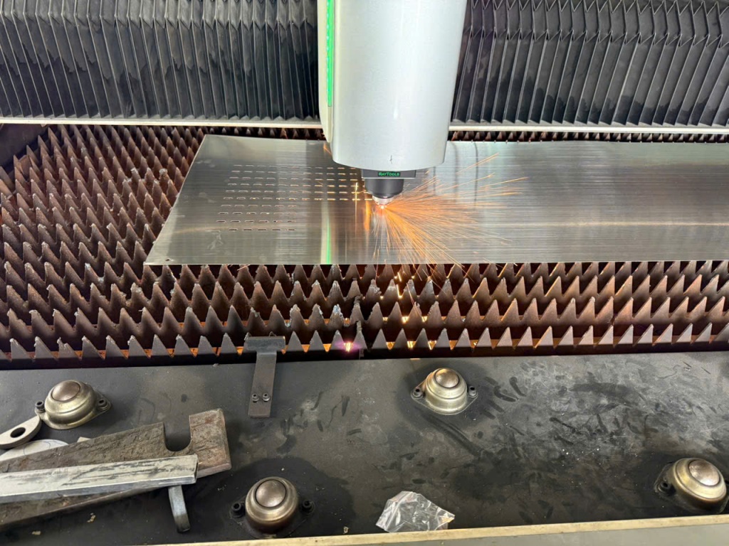 cắt laser tấm inox HCM