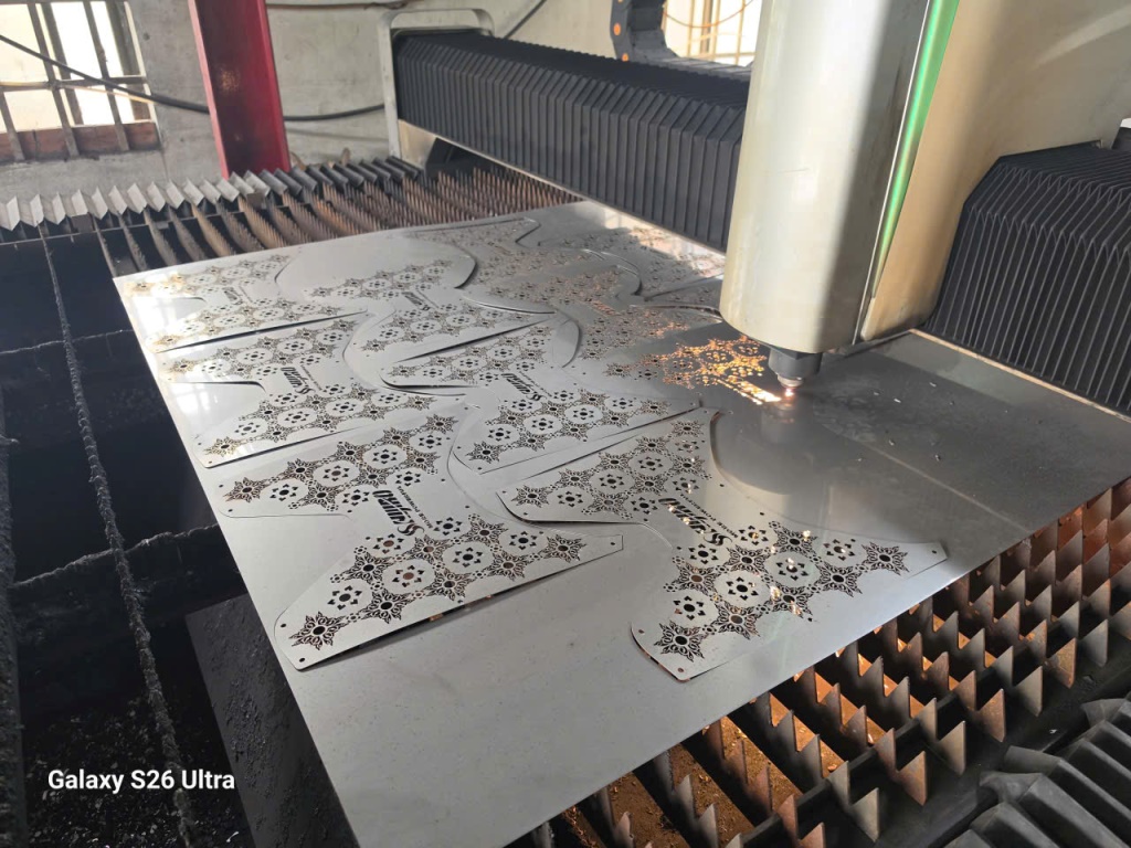 cắt laser hoa văn bằng inox